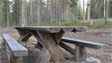 There is a table with benches next to the Keisarin lähde spring. Photo: AT