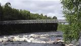 At the beginning of the trail, Vikaköngäs is crossed safely on a hanging bridge. Photo: AT